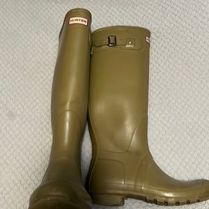 Hunter size 9 brown rain boots, 1 buckle loose but still attached